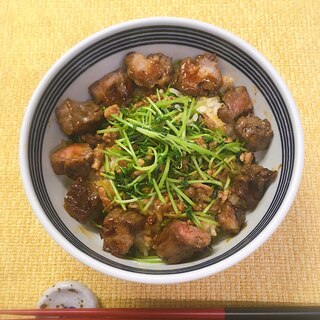 お肉ゴロゴロ♡豆苗とお肉のオイスター丼♪